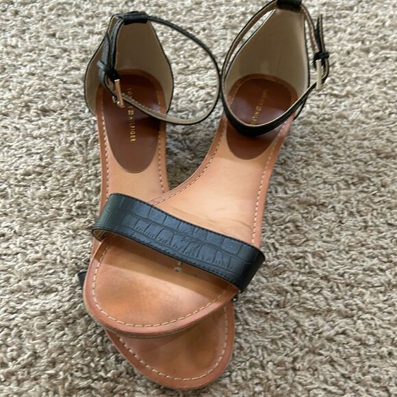 Tommy Hilfiger sandal. Size 9.5 - Picture 1 of 4